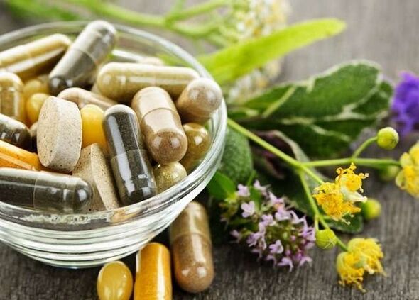 Kräuter und Tabletten zur Behandlung von Prostatitis.