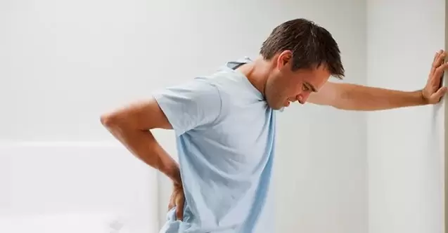 Schmerzen im lumbosakralen Bereich bei einem Mann sind ein Zeichen einer chronischen Prostatitis