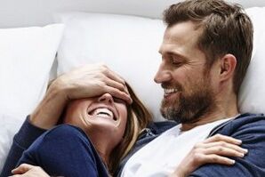 Ein Mann mit einer bakteriellen Form der Prostatitis profitiert von der Intimität mit einer Frau