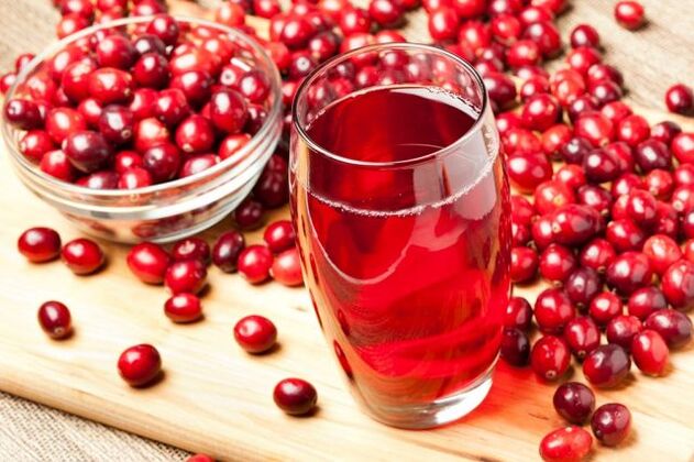 Bei Prostatitis ist Cranberrysaft sinnvoll - eine köstliche Vitaminquelle. 